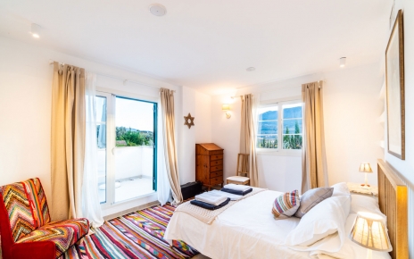 El dormitorio principal tiene baño privado y terraza